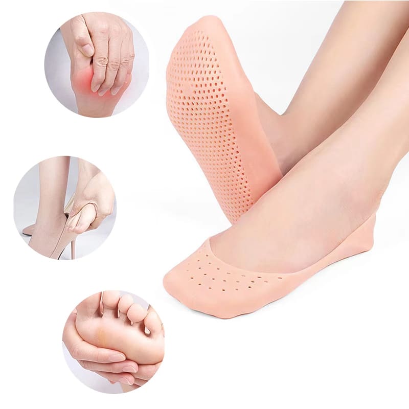 fötter som bär silikonfotvårdsstrumpor med tre cirklar på vänster sida med bilder av smärtsamma fötter