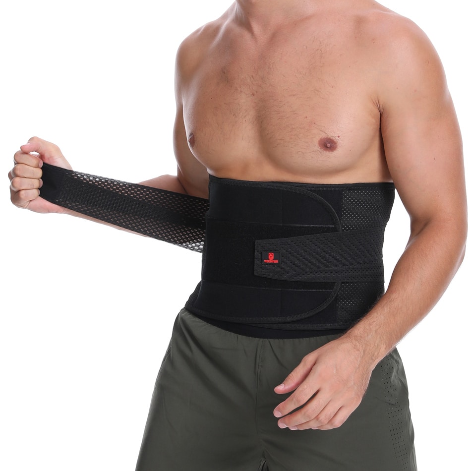 Ortopedisk korsett för ryggstöd som bärs av en man.