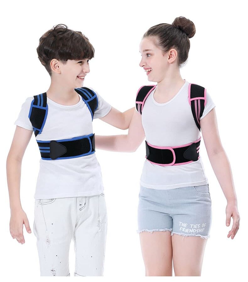 två barn, en pojke och en flicka, som båda bär en justerbar hållningskorrigering för barn. Pojken bär en blå justerbar hållningskorrigering för barn och flickan en rosa