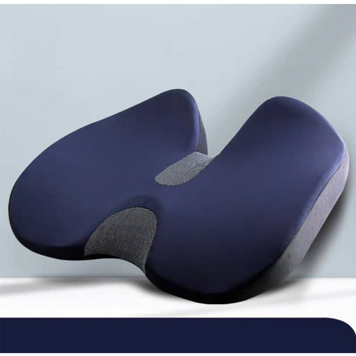 Ortopedisk dyna för sittande på stol eller bilsäte. Speciellt formad för att perfekt anpassa sig till din kroppsform. Trekvarts ansikte, blått och grått. Ljusblå bakgrund.